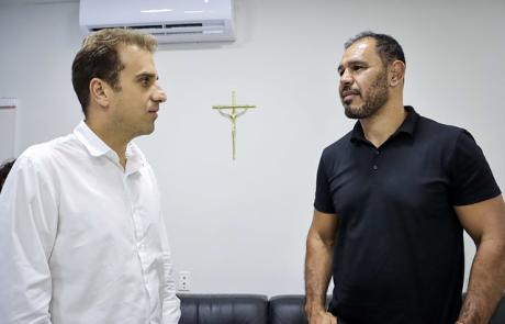 campeao-de-mma-apresenta-projeto-de-esportes-para-rede-municipal-de-ensino.jpg
