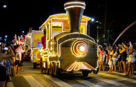 christmas-experience-prefeitura-de-ilhabela-leva-parada-de-natal-as-ruas-da-cidade-neste-domingo-21.jpg