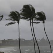 chuva-na-praia.jpg