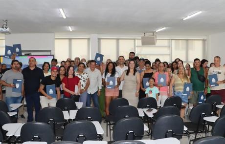 familias-de-caraguatatuba-recebem-titulos-de-regularizacao-fundiaria-e-encerram-espera-de-decadas-2.jpg