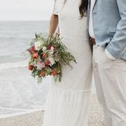 homem-e-mulher-se-casando-na-praia.jpg