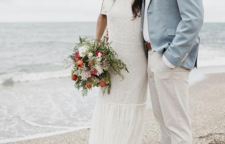 homem-e-mulher-se-casando-na-praia.jpg