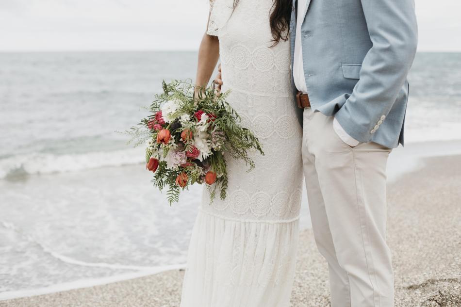 homem-e-mulher-se-casando-na-praia.jpg
