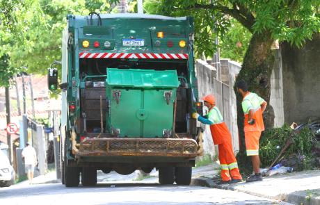 ilhabela-reforca-coleta-de-lixo-e-alerta-que-descarte-irregular-compromete-limpeza-da-cidade-3.jpeg