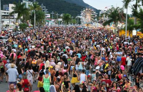 mais-de-20-blocos-de-embalo-animam-carnaval-de-caraguatatuba.jpg