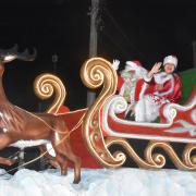 parada-de-natal-emociona-familias-de-ilhabela-com-comboio-encantado-pela-orla-3.jpg