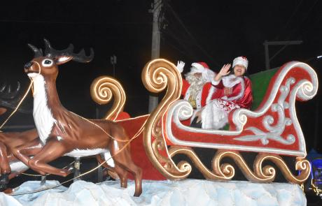 parada-de-natal-emociona-familias-de-ilhabela-com-comboio-encantado-pela-orla-3.jpg