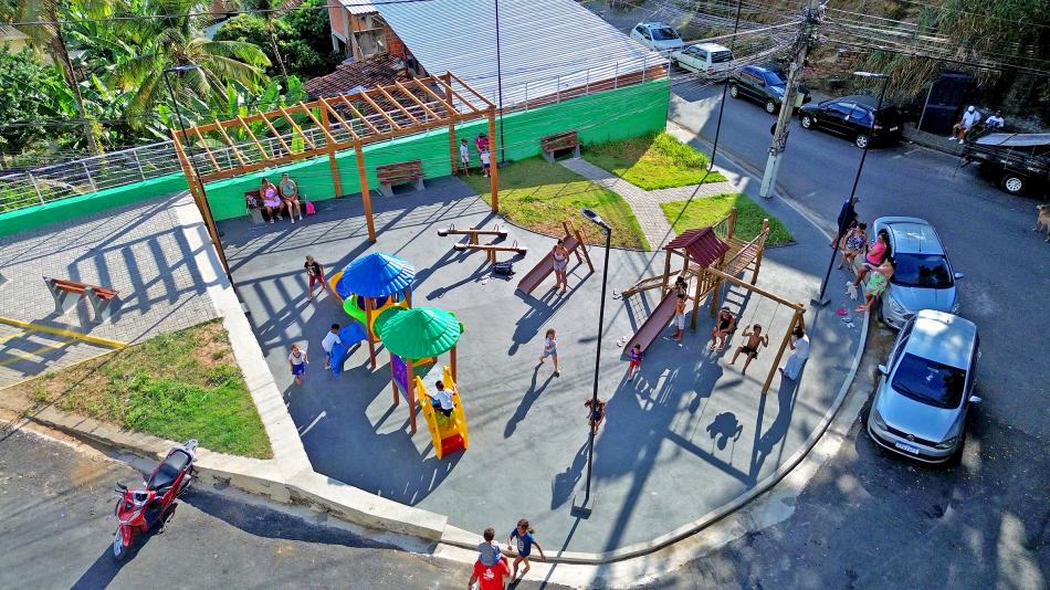 prefeito-colucci-entrega-nova-praca-no-itaquanduba-e-reforca-investimentos-no-bairro-2.jpg