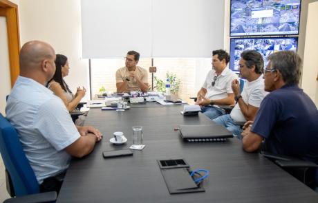 prefeito-discute-acoes-de-manutencao-e-ampliacao-da-iluminacao-publica-em-sao-sebastiao-2.jpeg