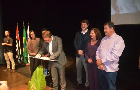 prefeito-mateus-silva-assina-acordo-de-cooperacao-com-parceiros-da-educacao-2.jpg