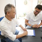 prefeito-reinaldinho-assina-com-comite-paralimpico-brasileiro-para-capacitar-professores-no-atendimento-a-pessoa-com-deficiencia-2.jpeg