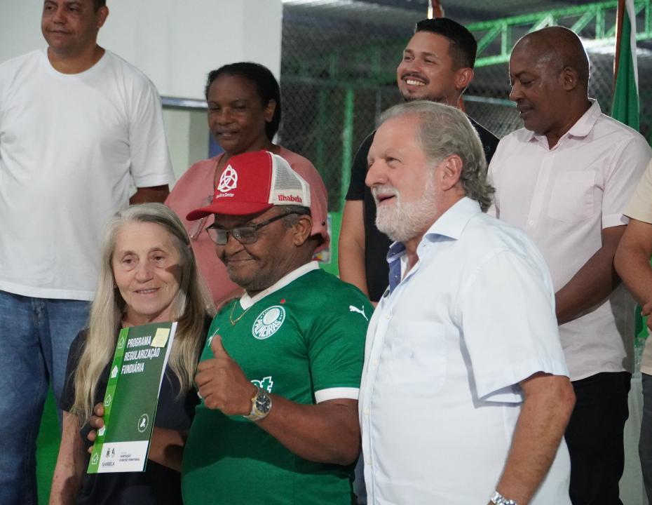 prefeito-toninho-colucci-entrega-titulos-de-regularizacao-fundiaria-a-159-familias-do-nucleo-reino-i.jpg