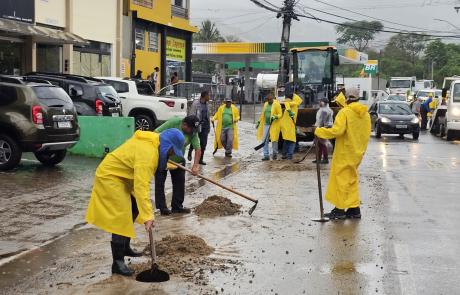 prefeitura-de-ilhabela-intensifica-acoes-de-limpeza-e-desobstrucao-apos-fortes-chuvas-2.jpg