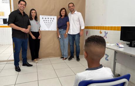 projeto-de-acuidade-visual-do-presidente-da-camara-antonio-carlos-junior-chega-a-52-escolas-municipais-2.jpeg